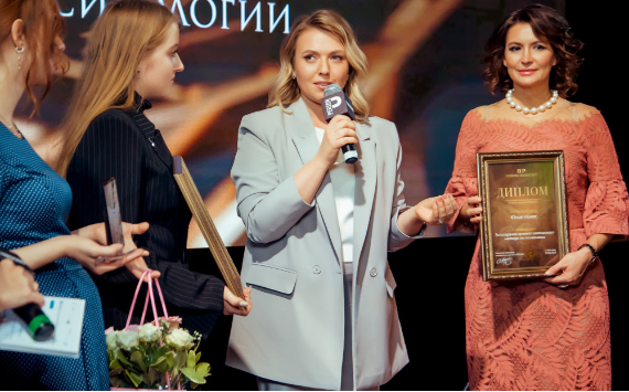 На церемонии премии Лидеры Эпохи наградили российских звёзд, экспертов и предпринимателей