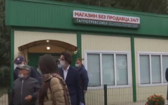 Рустам Минниханов в «магазине без продавца» купил свежеиспеченный хлеб