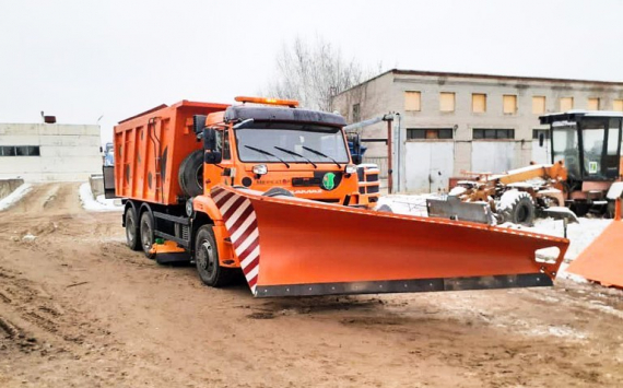 В Нижнекамске показали возможности новой снегоуборочной машины