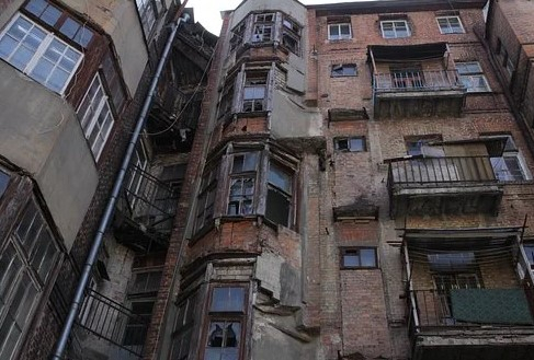 В Казани начали расселять жителей из 13 аварийных домов